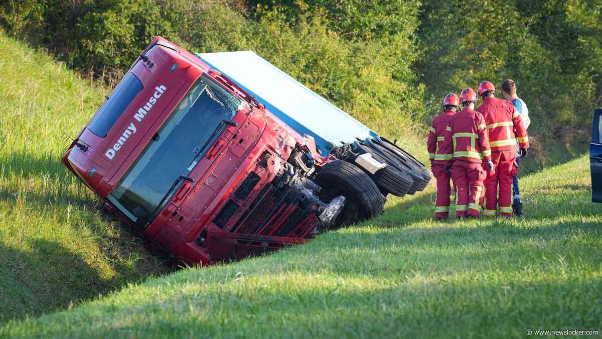 Dode bij frontale botsing tussen vrachtwagen en auto N46 Sint Annen, weg afgesloten