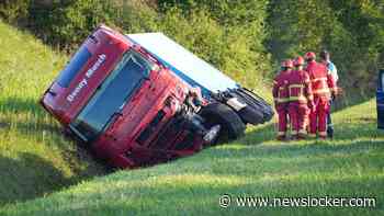 Dode bij frontale botsing tussen vrachtwagen en auto N46 Sint Annen, weg afgesloten
