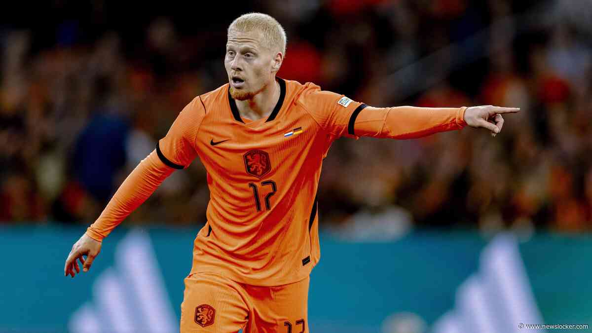 Reserves Oranje op trainingsveld, Mexx Meerdink werkt binnen hersteltraining af