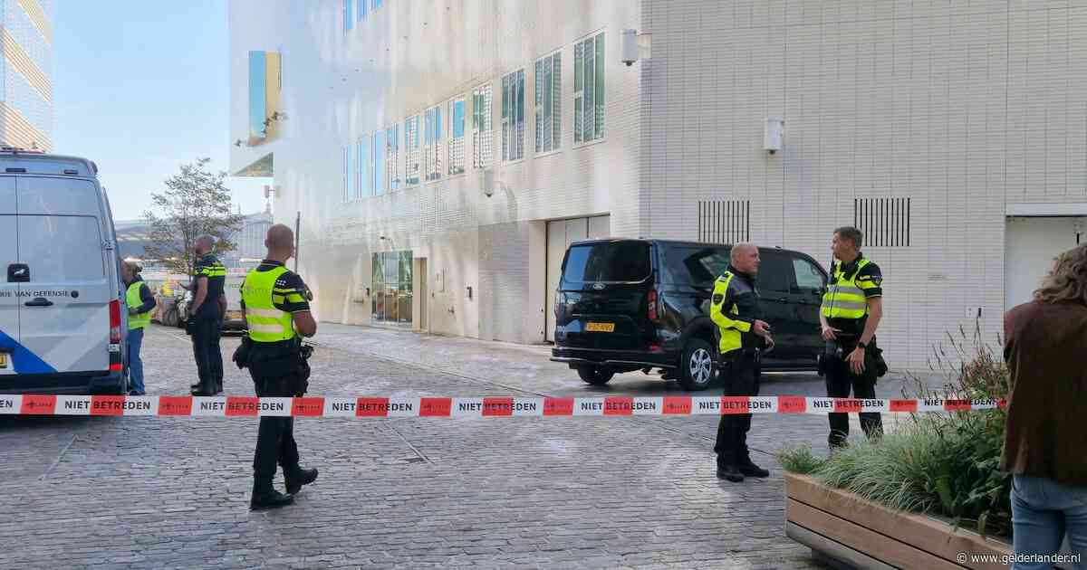 Verdacht pakketje in gebouw Openbaar Ministerie in Amsterdam, speciaal team aanwezig