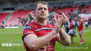 Hooker Elias celebrates 200 not out for Scarlets