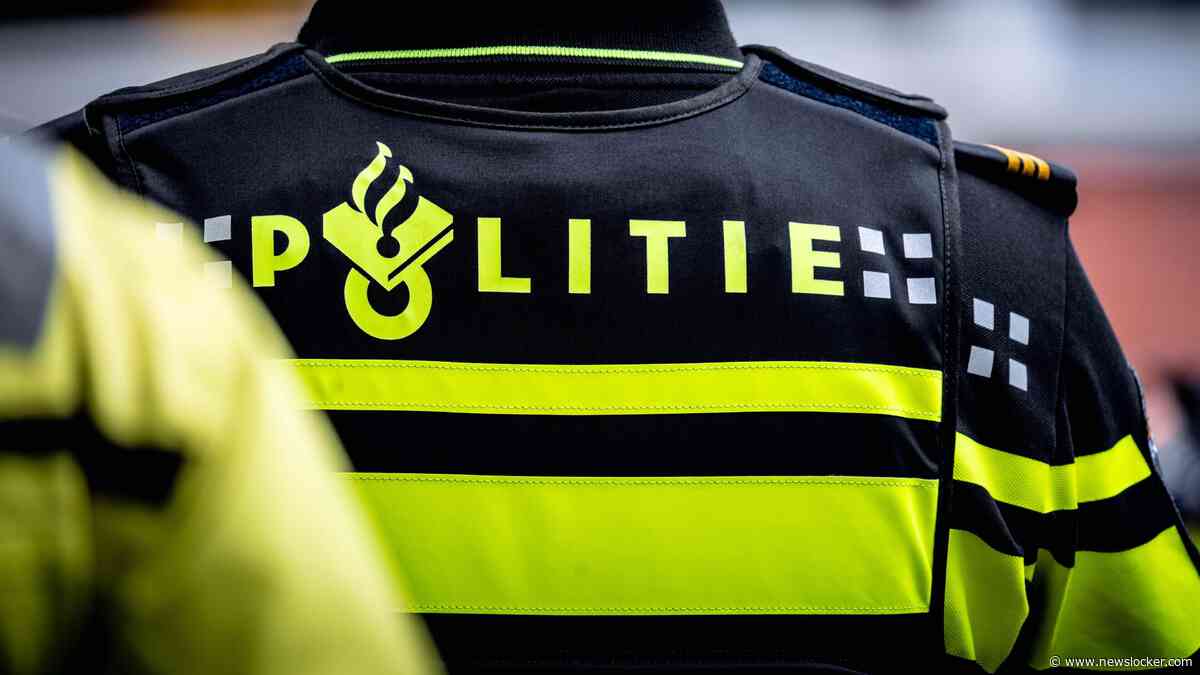 Automobilist doodleuk met benen in gips achter het stuur, bijrijder zit er zonder gordel naast