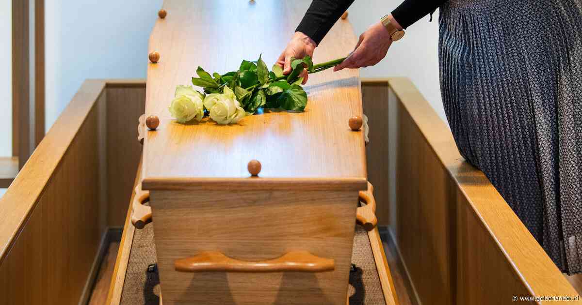 Kabinet verruimt regels voor overledenen: samen in één kist straks mogelijk
