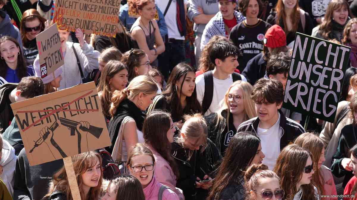 Gegen Wehrpflicht und Kriegsvorbereitung: Tausende Schüler auf der Straße