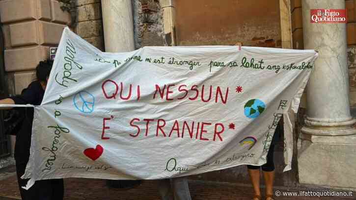 “Qui nessuno è straniero”. A Genova la polizia rimuove lo striscione dei bambini contro il decreto Valditara. Sul posto Salis: “Chiesti chiarimenti alla Questura”