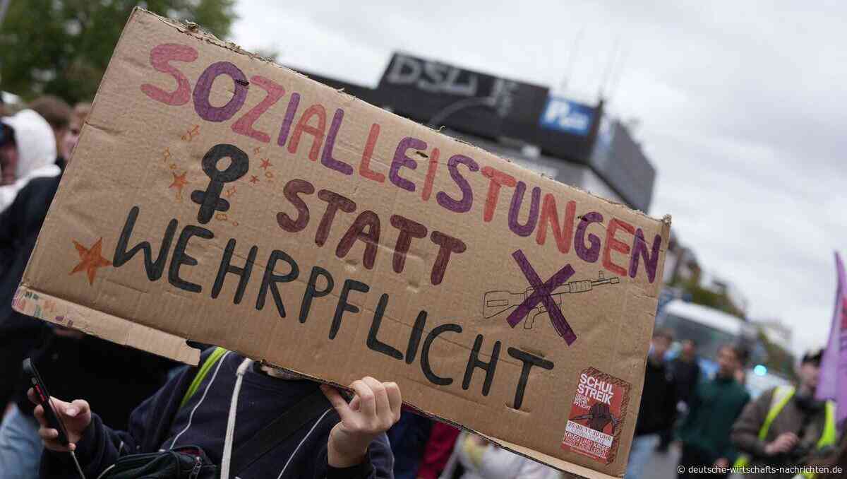 Protest gegen den Zwang: Zehntausende Schüler gehen gegen drohende Wehrpflicht auf die Straße
