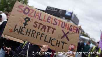Protest gegen den Zwang: Zehntausende Schüler gehen gegen drohende Wehrpflicht auf die Straße