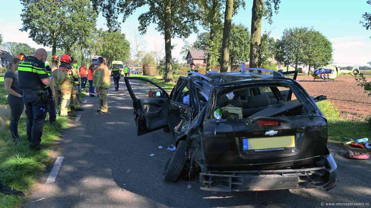 Jonge automobilist zwaargewond na botsing tegen boom in Lage Mierde