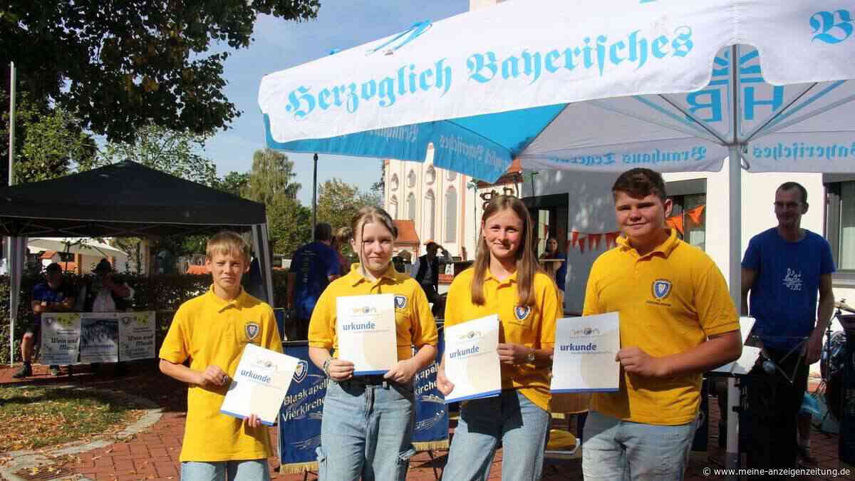 Vierkirchner Dorffest so beliebt: Mitten im Fest müssen neue Tische her