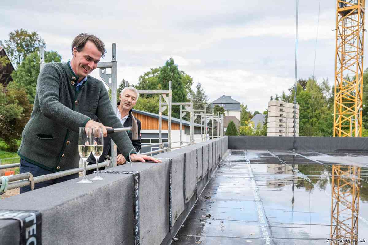 Millioneninvestition im Erzgebirge: Richtfest für Tierkrematorium gefeiert