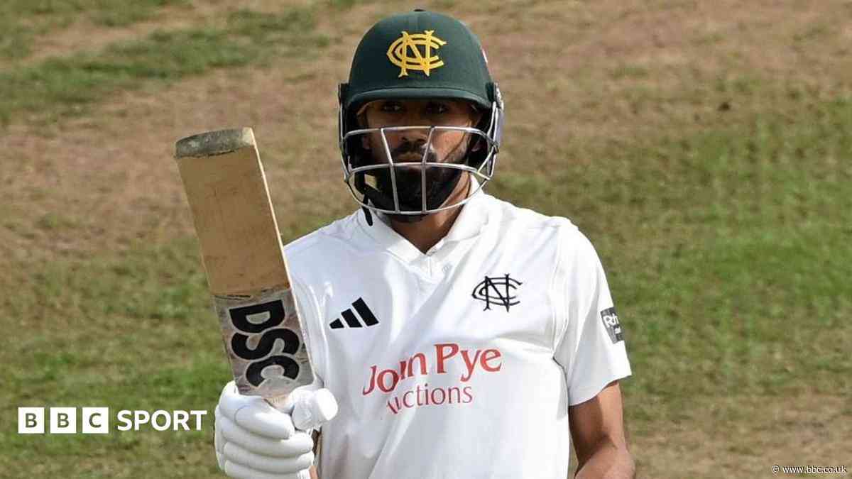 Late Yorkshire wickets halt Notts progress