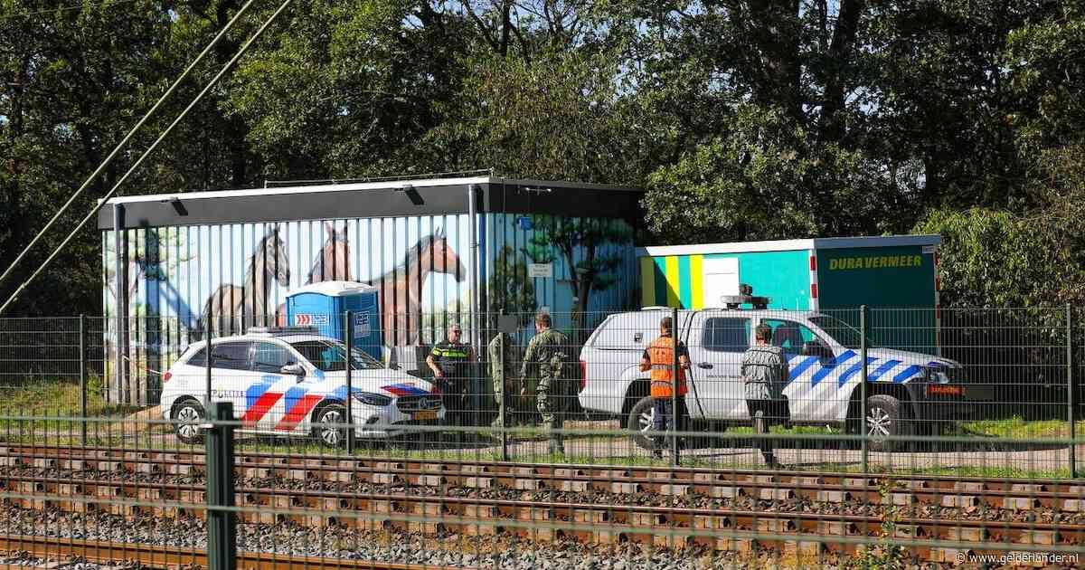 Mogelijk explosief uit Tweede Wereldoorlog gevonden langs spoor in Stroe: werkzaamheden stilgelegd