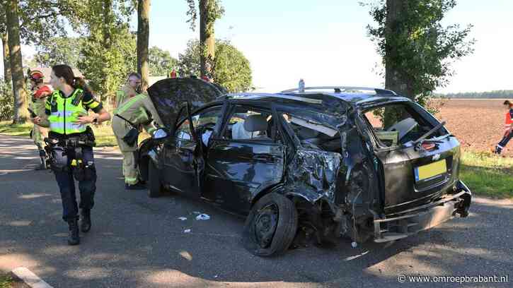 Jonge automobilist zwaargewond na botsing tegen boom in Hooge Mierde