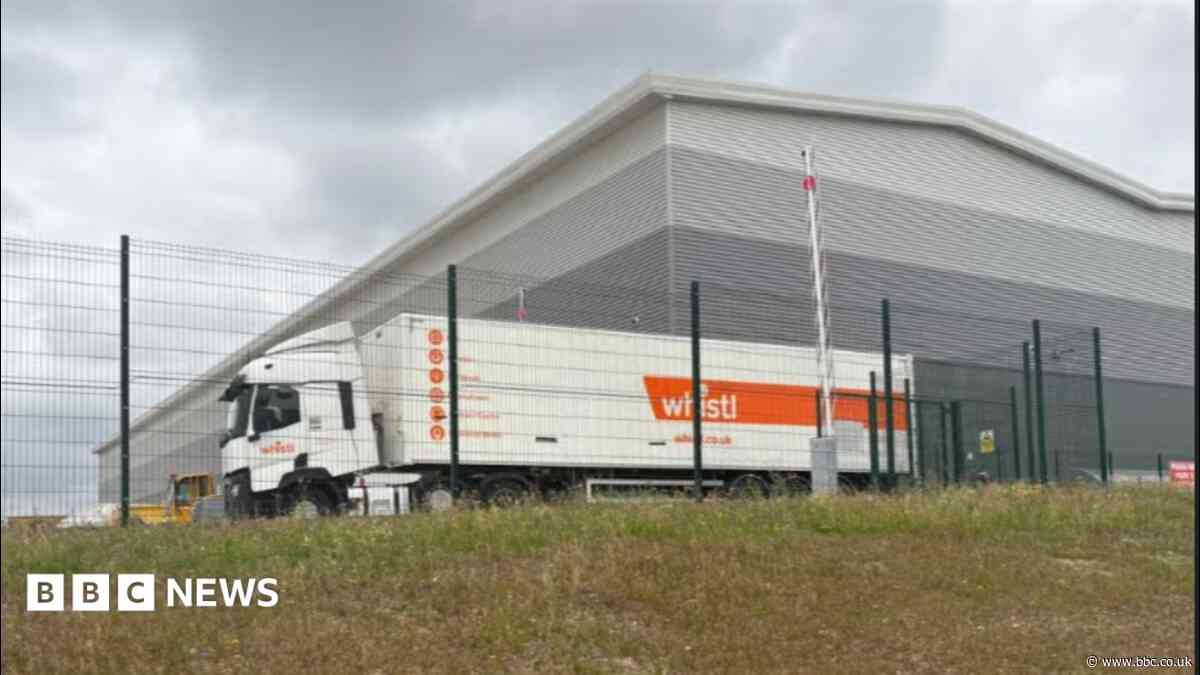 Public inquiry to examine warehouse lorry fleet bid
