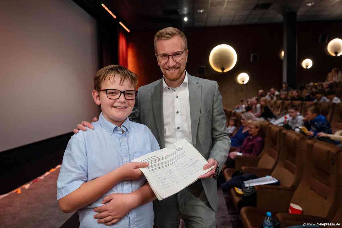 Von Bürgermeister zu Bürgermeister: Finn-Leon übergibt Tobias Kämpf im Plauener Kino eine Petition – was da drin steht