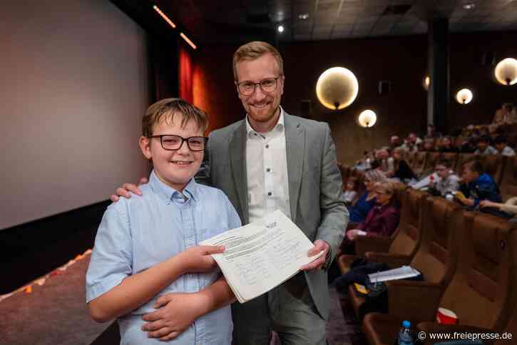 Von Bürgermeister zu Bürgermeister: Finn-Leon übergibt Tobias Kämpf im Plauener Kino eine Petition – was da drin steht