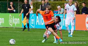 Zijn bekende moeder is de ideale adviseur voor PEC Zwolle-debutant Gilles van der Wal: ‘Ze heeft veel ervaring’