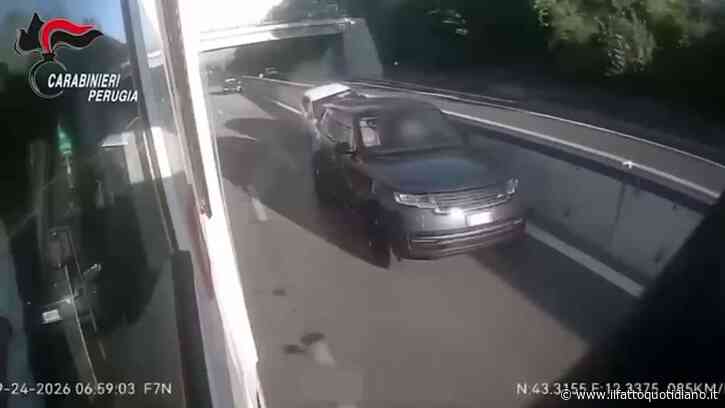 Quindicenne guida con auto rubata in autostrada e sperona un’altra macchina, l’inseguimento dei carabinieri