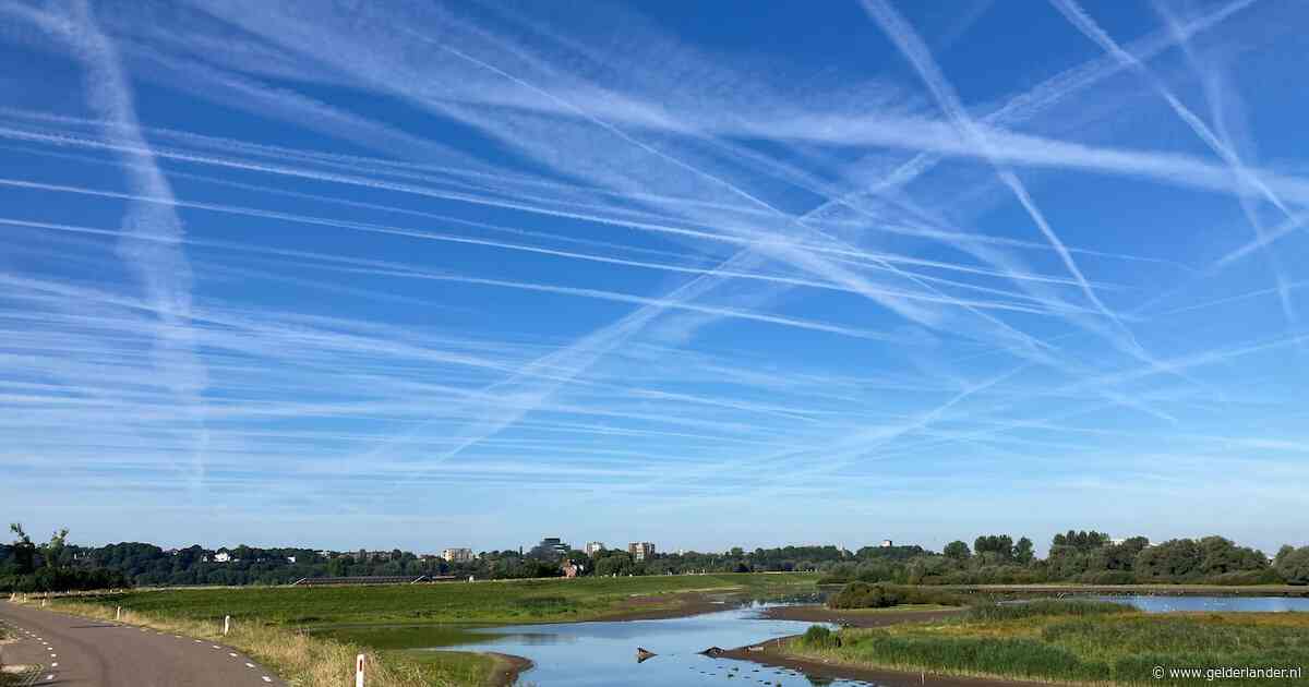 Vliegtuigstrepen zijn enorme vervuiler, onderzoekers: aanpakken kan tien jaar aan opwarming voorkomen