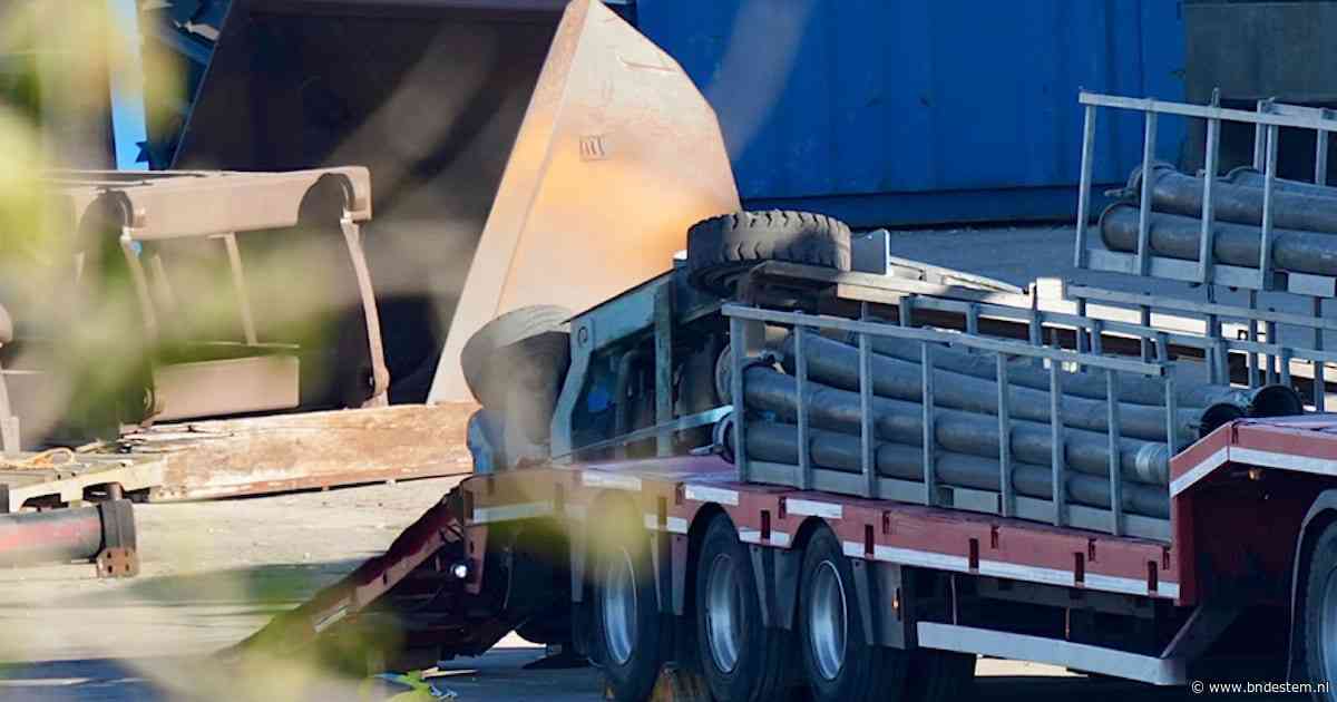 Heftruckbestuurder raakt bekneld in voertuig in Raamsdonksveer, man met spoed naar ziekenhuis