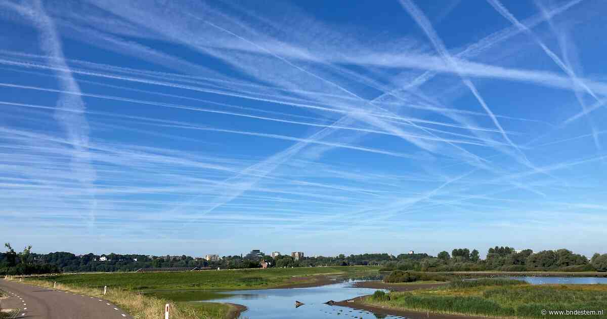 Vliegtuigstrepen zijn enorme vervuiler, onderzoekers: aanpakken kan tien jaar aan opwarming voorkomen