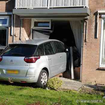 Auto rijdt woning binnen in IJsselmuiden