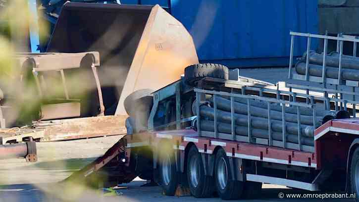 Heftruck kantelt bij bedrijf in Raamsdonksveer, bestuurder raakt bekneld