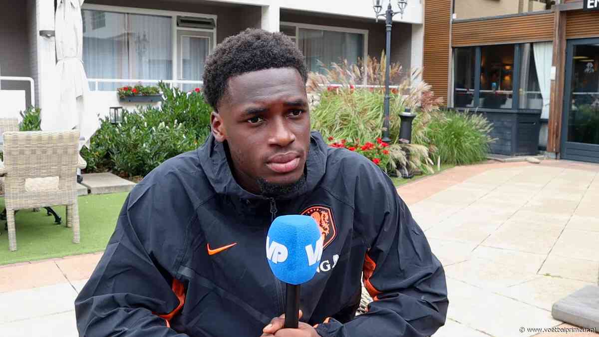 Poku voor het eerst sinds transfer terug in Nederland: 'Dat heb ik wel gemist'
