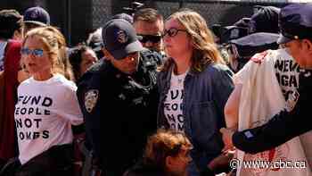Actor Hannah Einbinder says attention should be on Gaza, not her arrest at Netanyahu protest