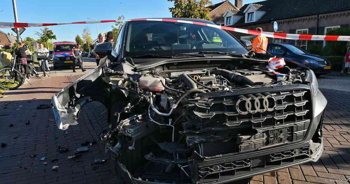 Automobiliste gewond bij aanrijding op het spoor in Udenhout, ook omstander loopt letsel op