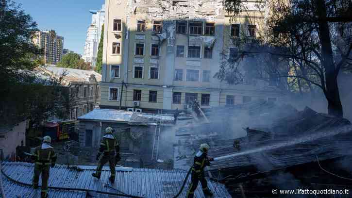 Droni russi su un palazzo a Kiev: ucciso un 14enne. Due morti e cinque feriti per un attacco ucraino su due mercati nel Donetsk