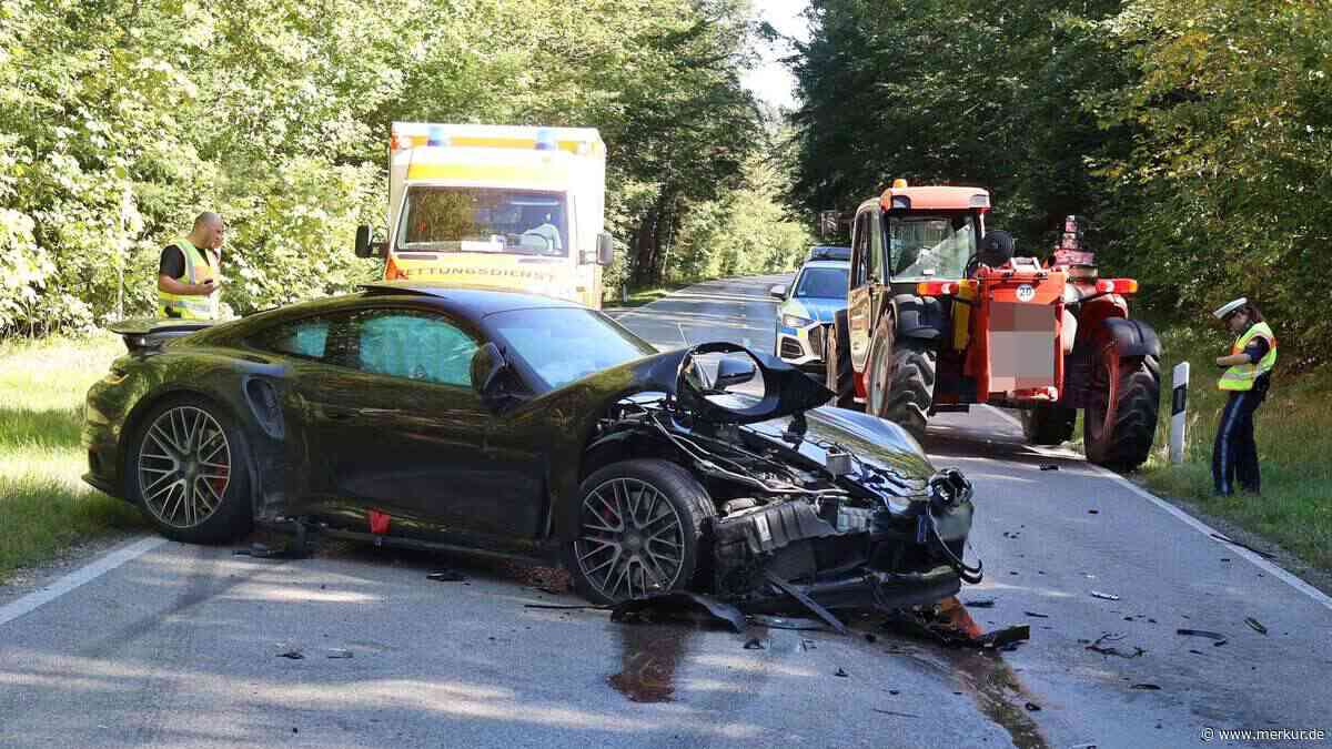 Porsche kollidiert bei Überholmanöver mit Audi und Radlader: Staatsstraße gesperrt