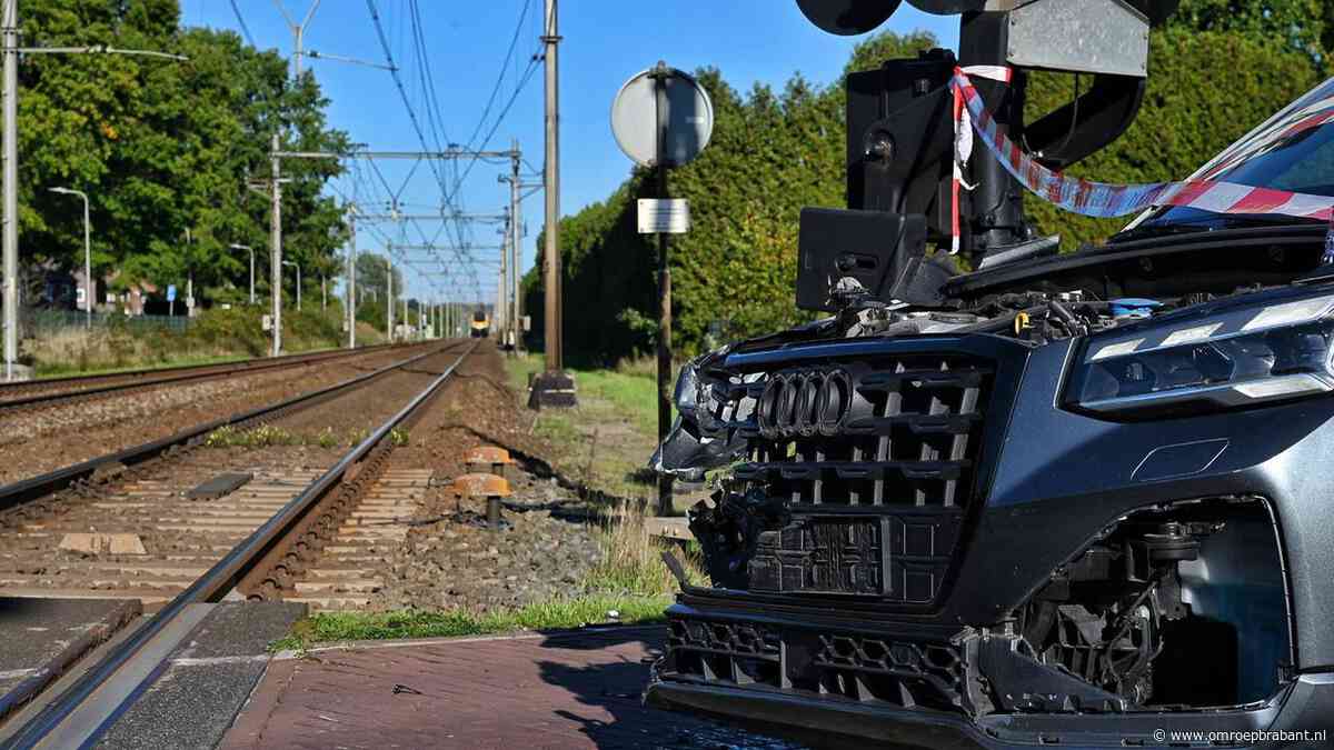 Trein botst met 130 kilometer per uur op auto in Udenhout, twee gewonden