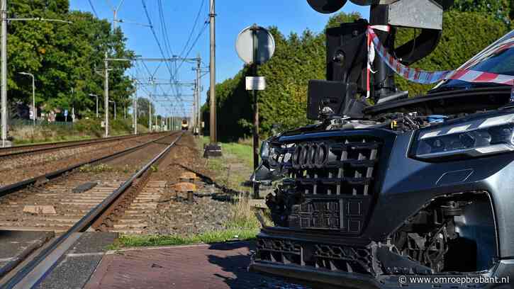 Trein botst met 130 kilometer per uur op auto in Udenhout, twee gewonden
