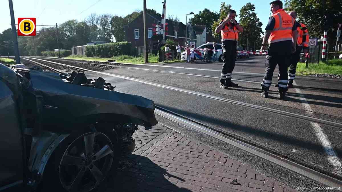 Trein botst met 130 kilometer per uur op auto in Udenhout, twee gewonden