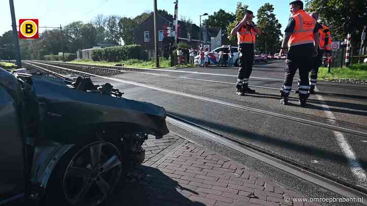 Trein botst met 130 kilometer per uur op auto in Udenhout, twee gewonden