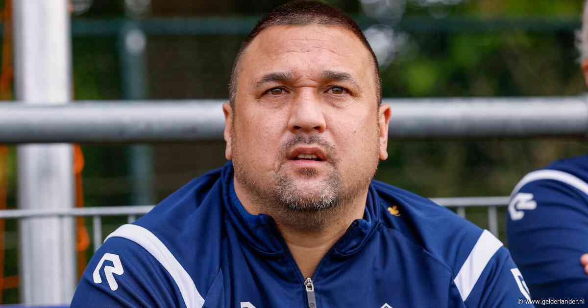 Geschorste Jhon van Beukering neemt afscheid als trainer van SC Veluwezoom: ‘Deze club mag niet de dupe worden’