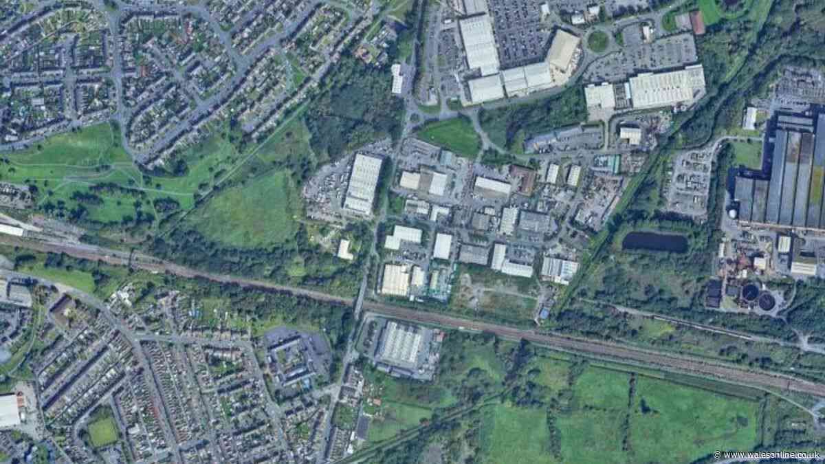 People asked to shelter in Llanelli supermarkets as police deal with gun threats