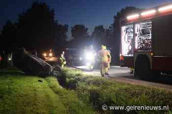 Auto belandt op kop in sloot, bestuurder vertrekt