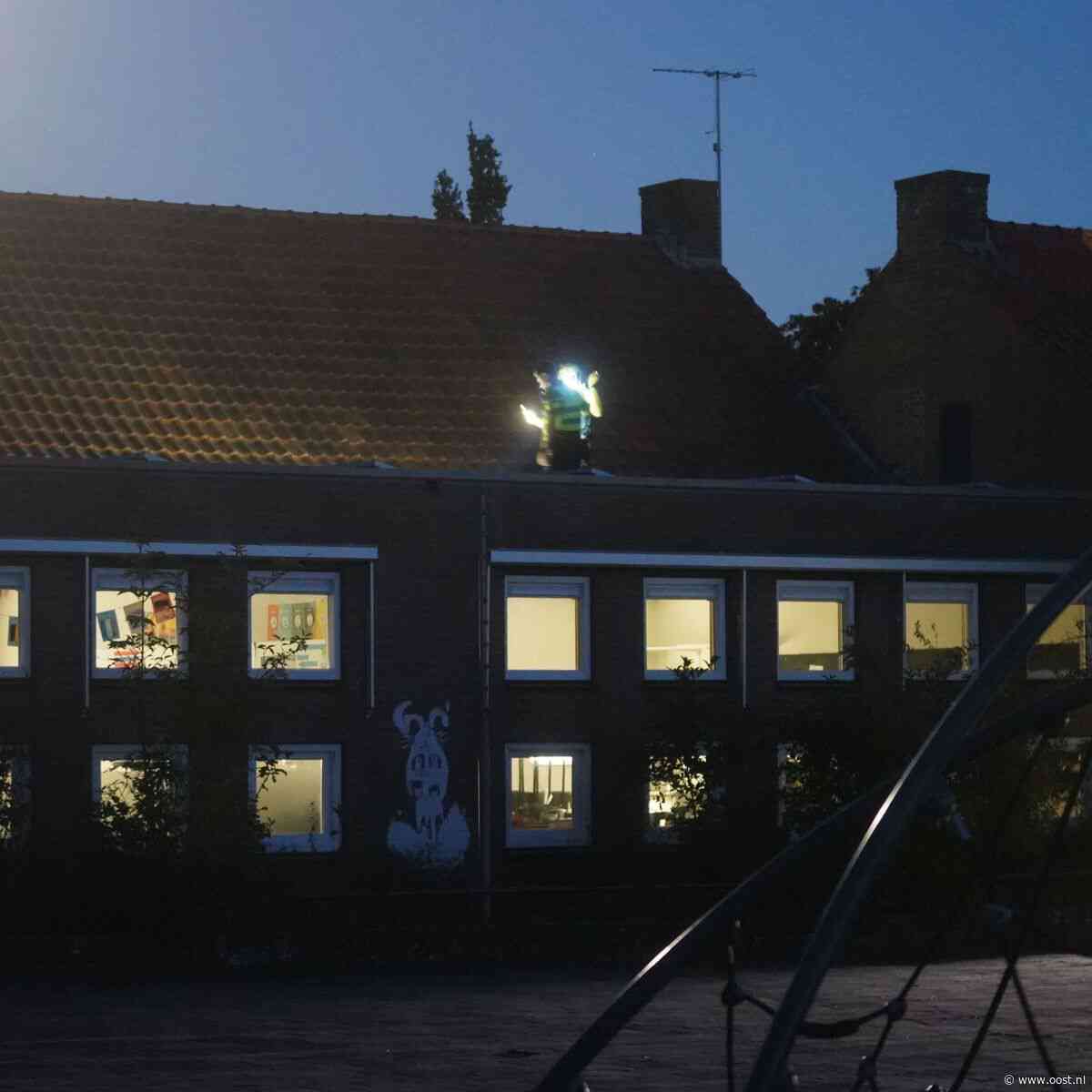 Jongen zakt door dak van school in Heeten, met spoed naar ziekenhuis gebracht