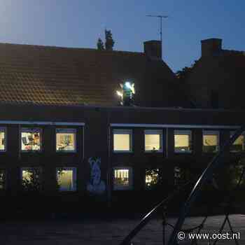 Jongen zakt door dak van school in Heeten, met spoed naar ziekenhuis gebracht