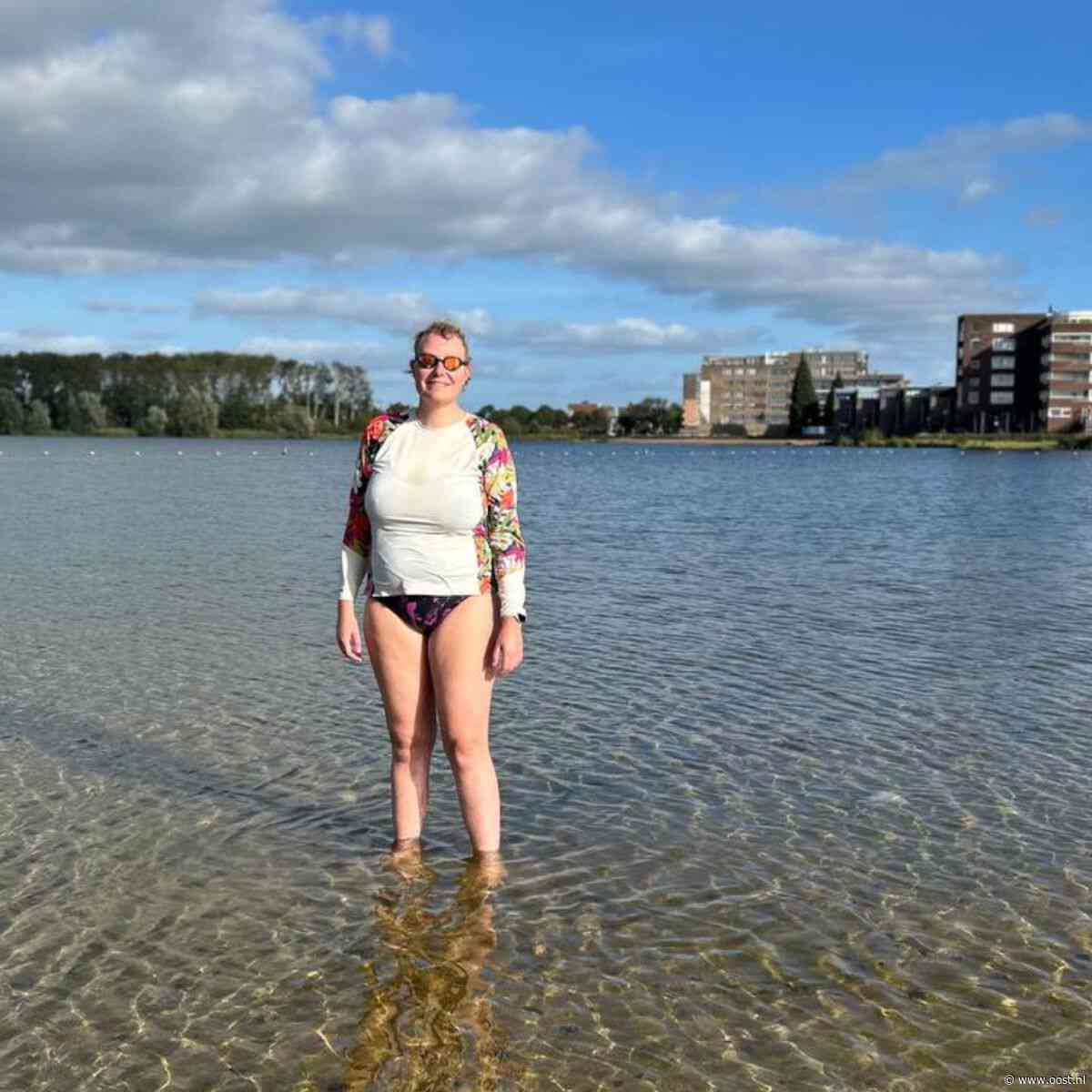 Na leukemie zwemt Iris door de Zwolse gracht: 'Ik wil iets terugdoen'