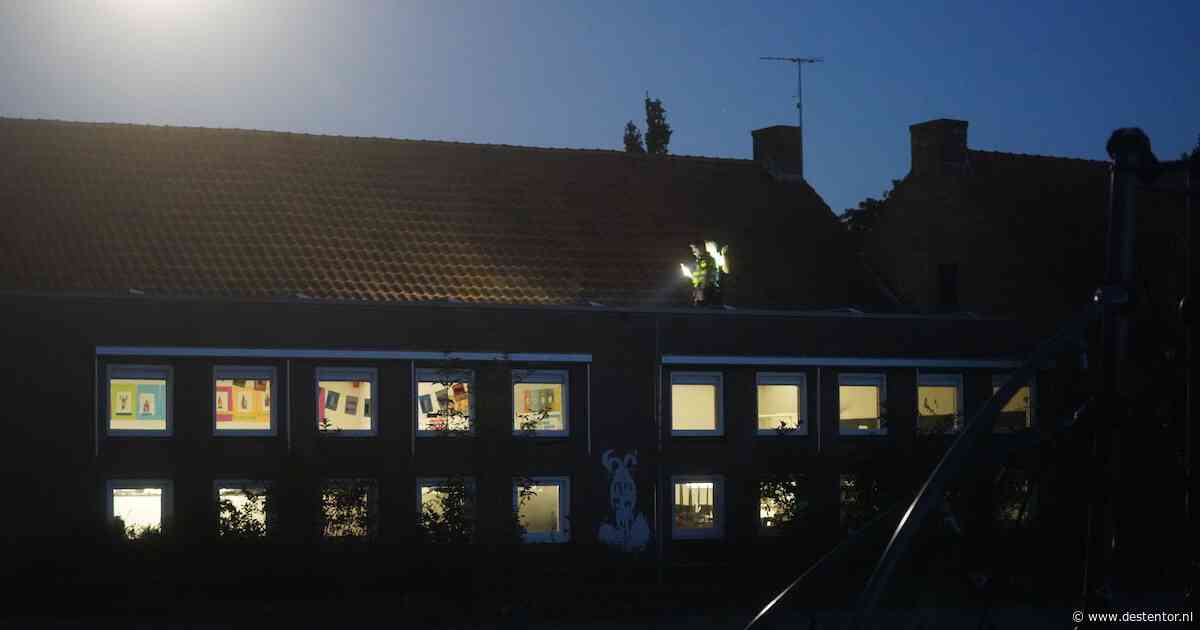Jongen zakt door dak van basisschool in Heeten en moet gewond naar ziekenhuis