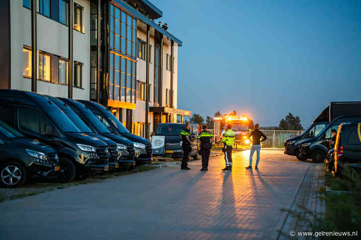 Brand bij HelloTV slaat naar binnen, bovenverdieping vol rook