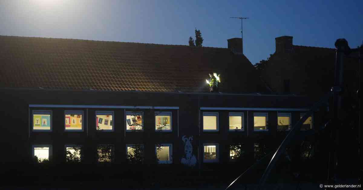 Jongen zakt door dak van basisschool en moet gewond naar ziekenhuis