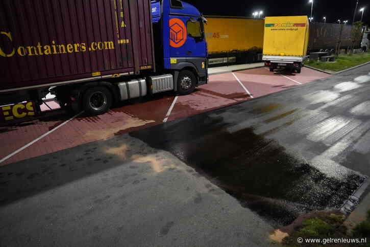 Diesellek uit vrachtwagen veroorzaakt lang spoor op snelweg