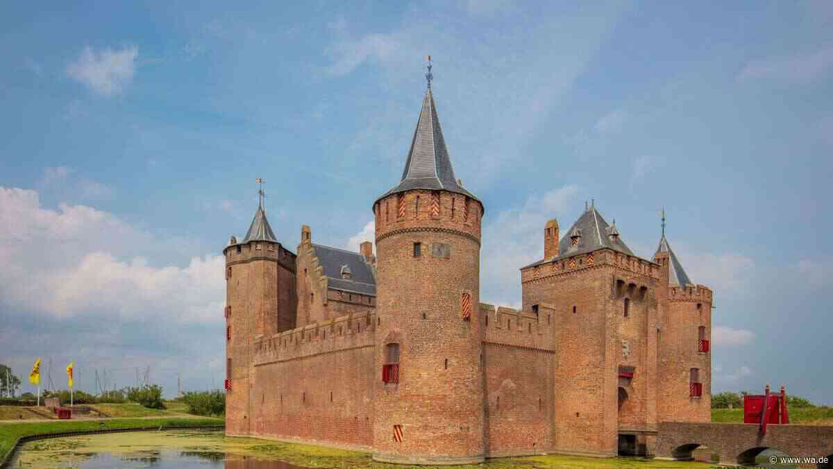 Prächtige Burg ist von einem riesigen Graben umgeben – und ein beliebtes Ausflugsziel in den Niederlanden