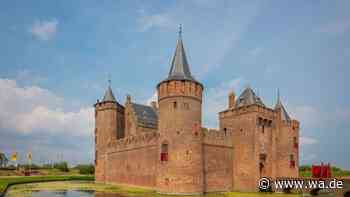 Prächtige Burg ist von einem riesigen Graben umgeben – und ein beliebtes Ausflugsziel in den Niederlanden