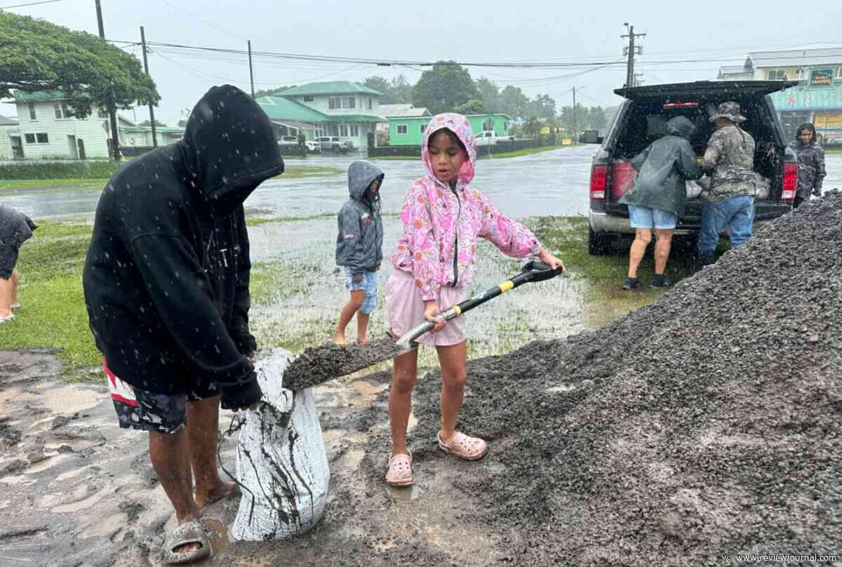 Nolo threatens Hawaii with flash floods, extreme surf — PHOTOS