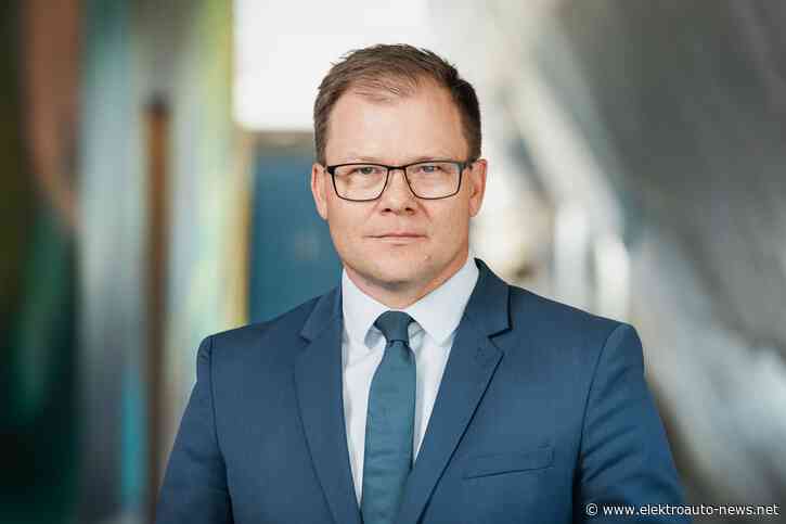 Umweltminister verteidigt E-Auto-Prämie gegen Kritik